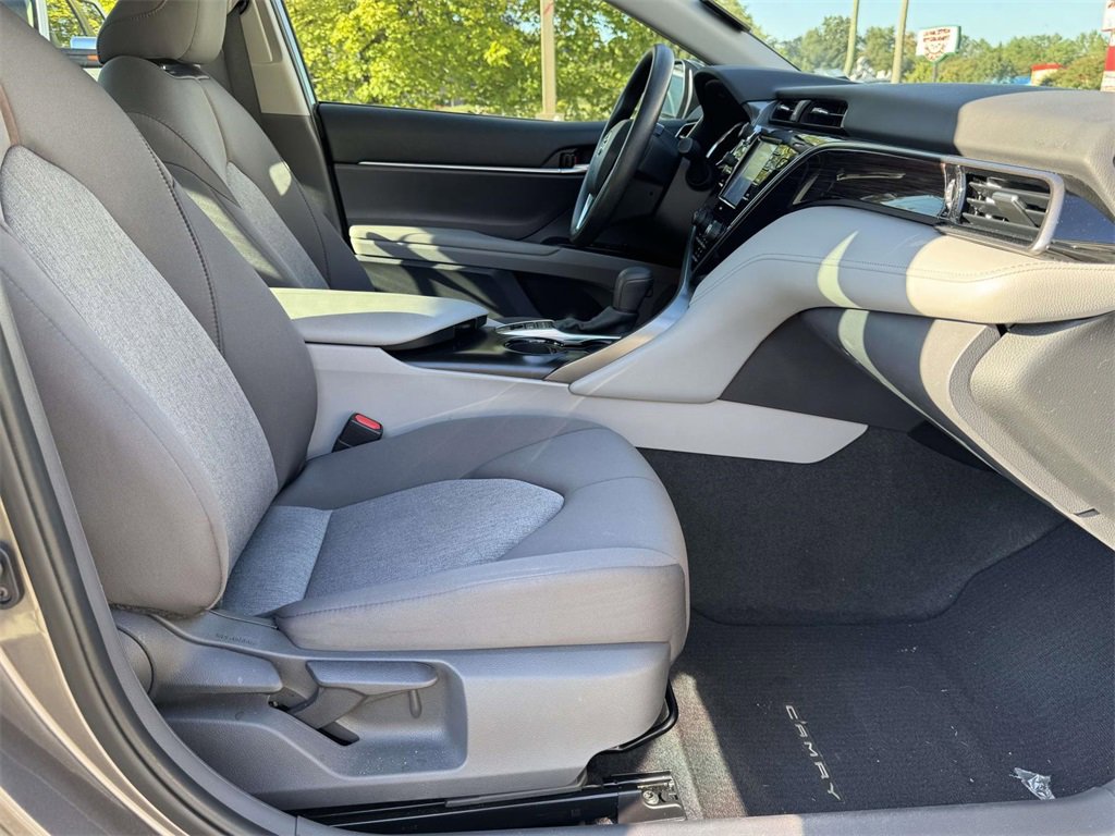 2020 Toyota Camry Hybrid LE photo 11