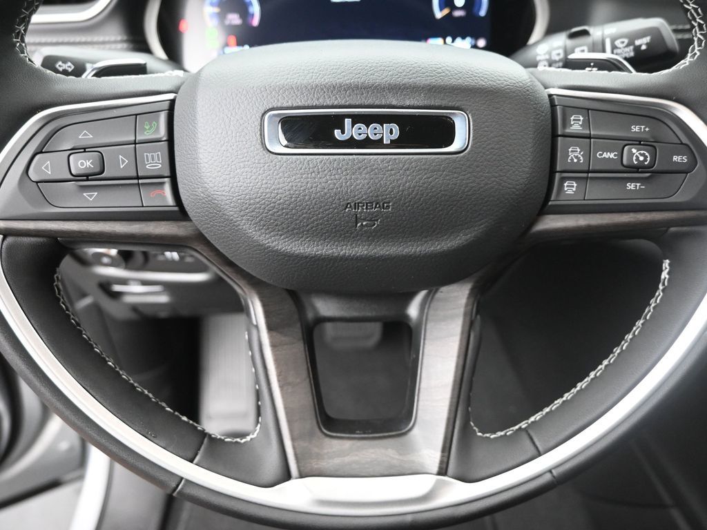 2025 Jeep Grand Cherokee Limited photo 13