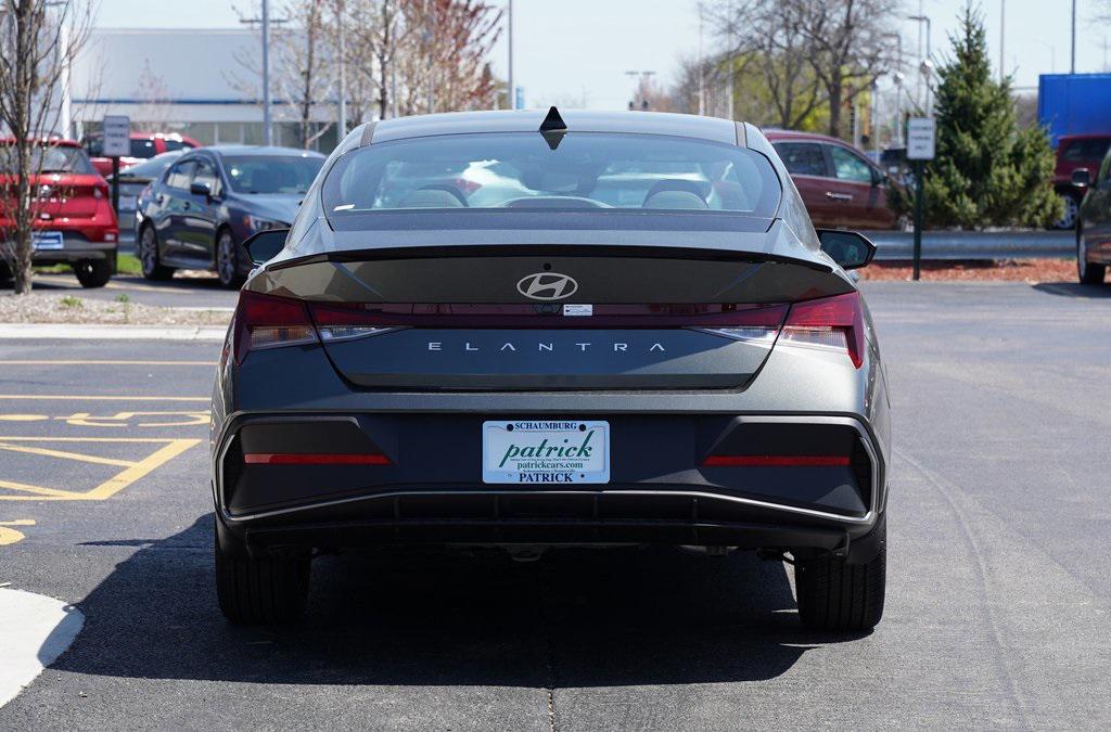 2025 Hyundai Elantra SEL Sport photo 5
