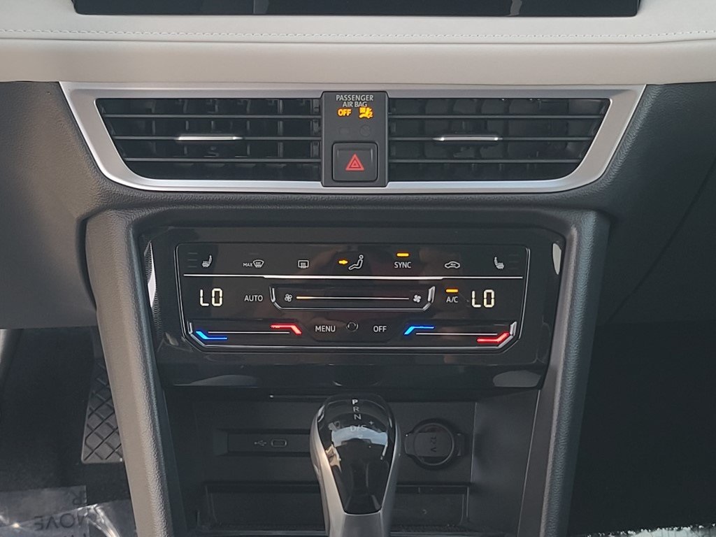 2025 Volkswagen Taos SE photo 4