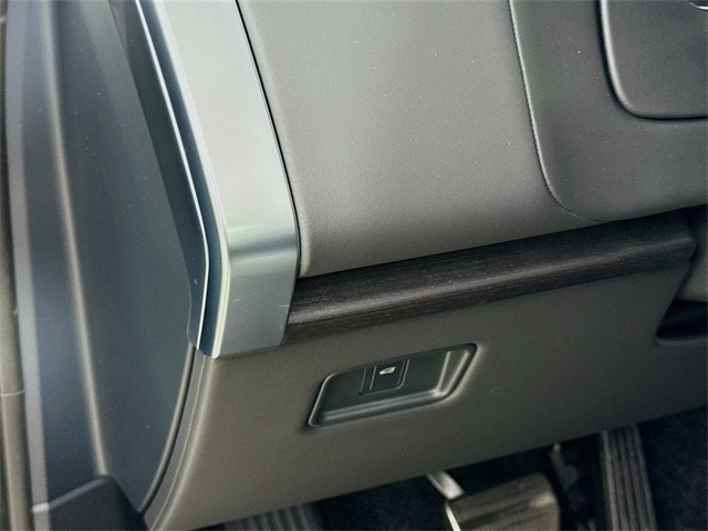 2025 Land Rover Range Rover SE photo 10