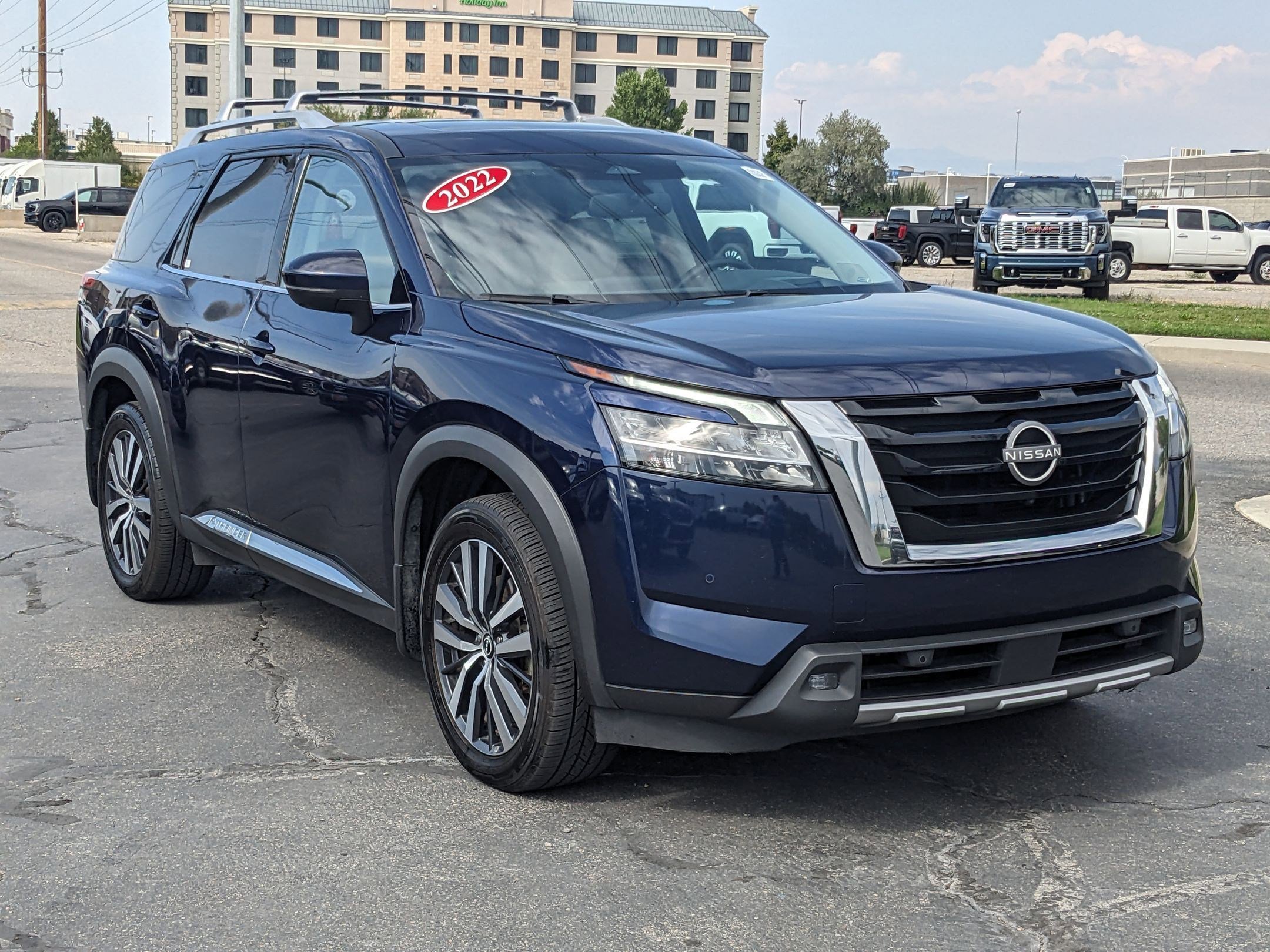 2022 Nissan Pathfinder Platinum photo 2