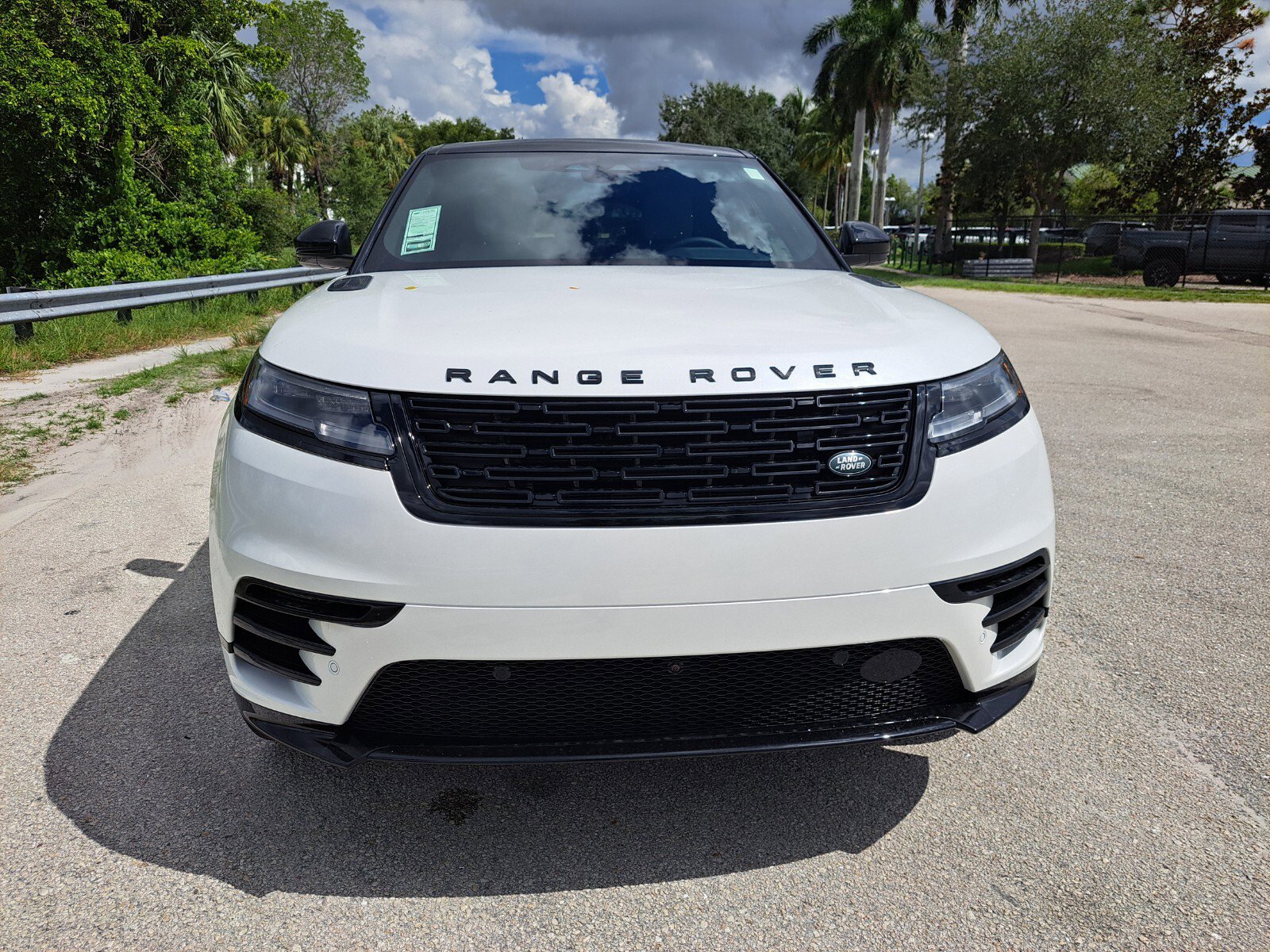 2026 Land Rover Range Rover Velar SE photo 8