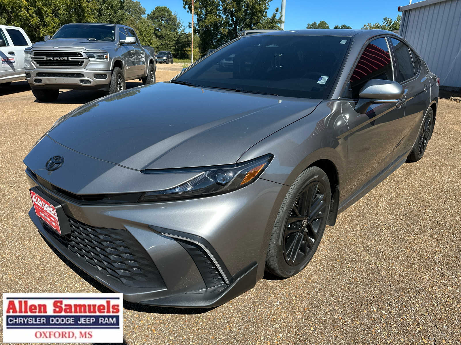 2025 Toyota Camry SE's photo