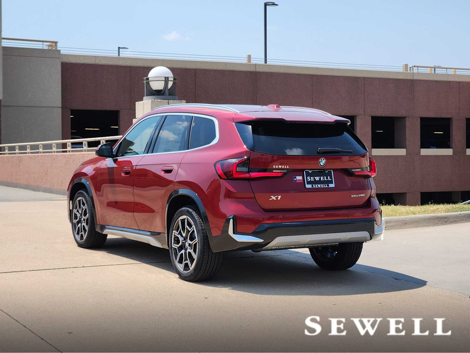BMW X1　xDrive28i バーミリオンレッド The 2018 BMW X1 xDrive28 Review and Test Drive
