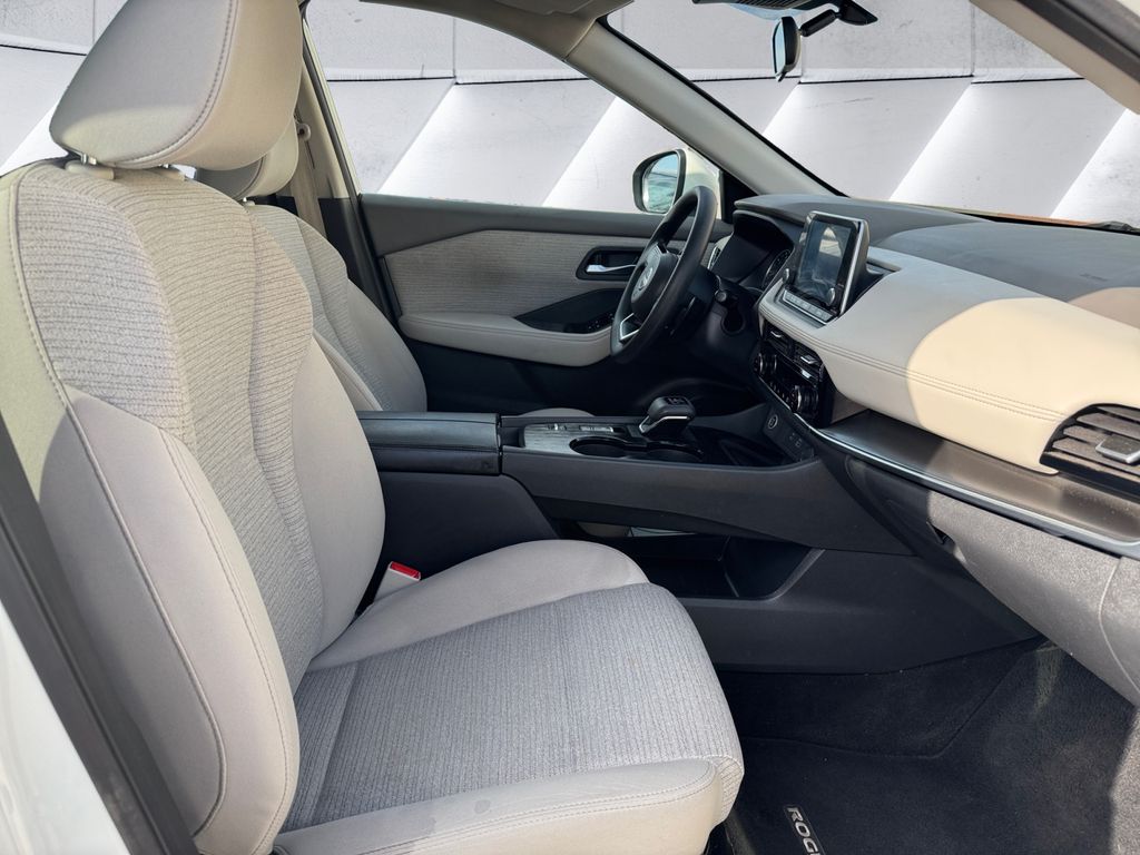 2022 Nissan Rogue SV photo 13