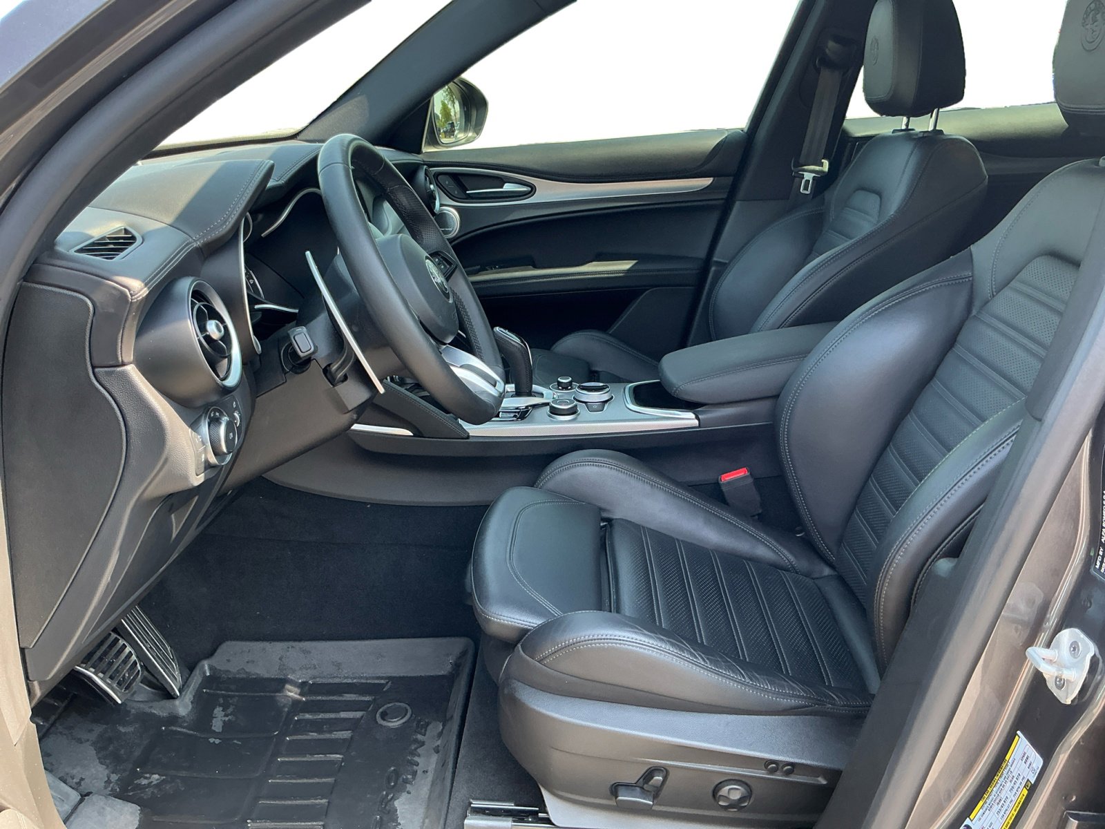 2023 Alfa Romeo Stelvio Ti photo 2