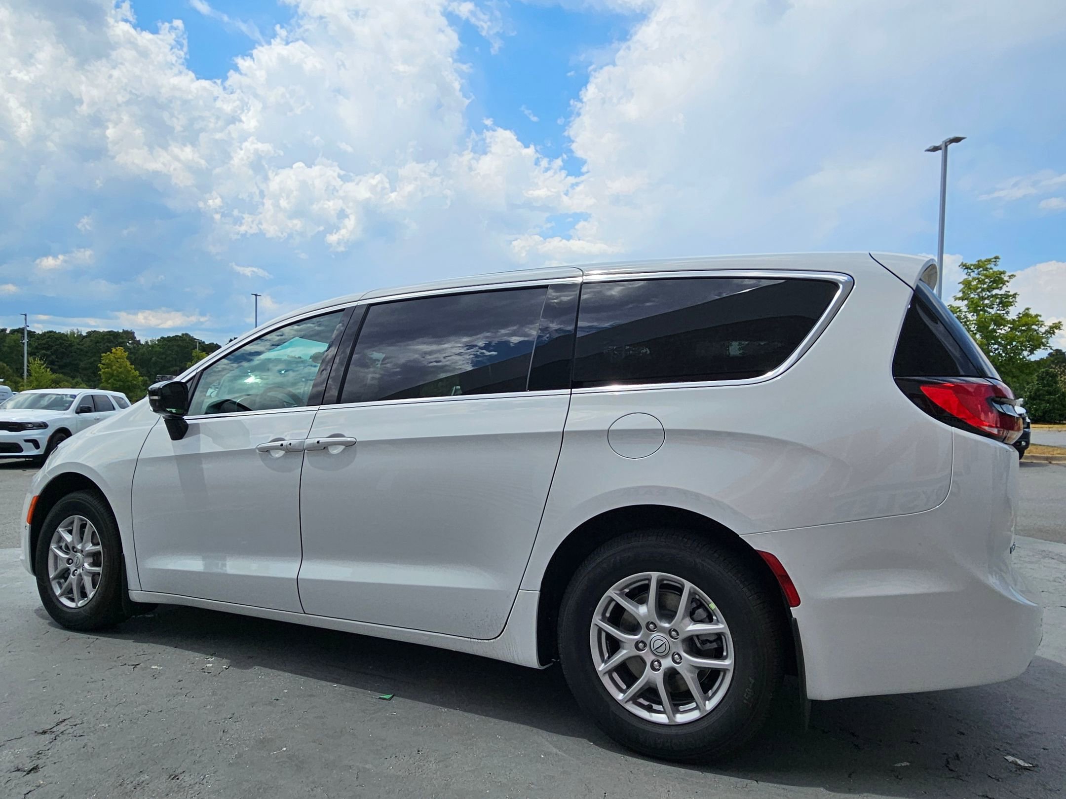 2026 Chrysler Pacifica photo 5