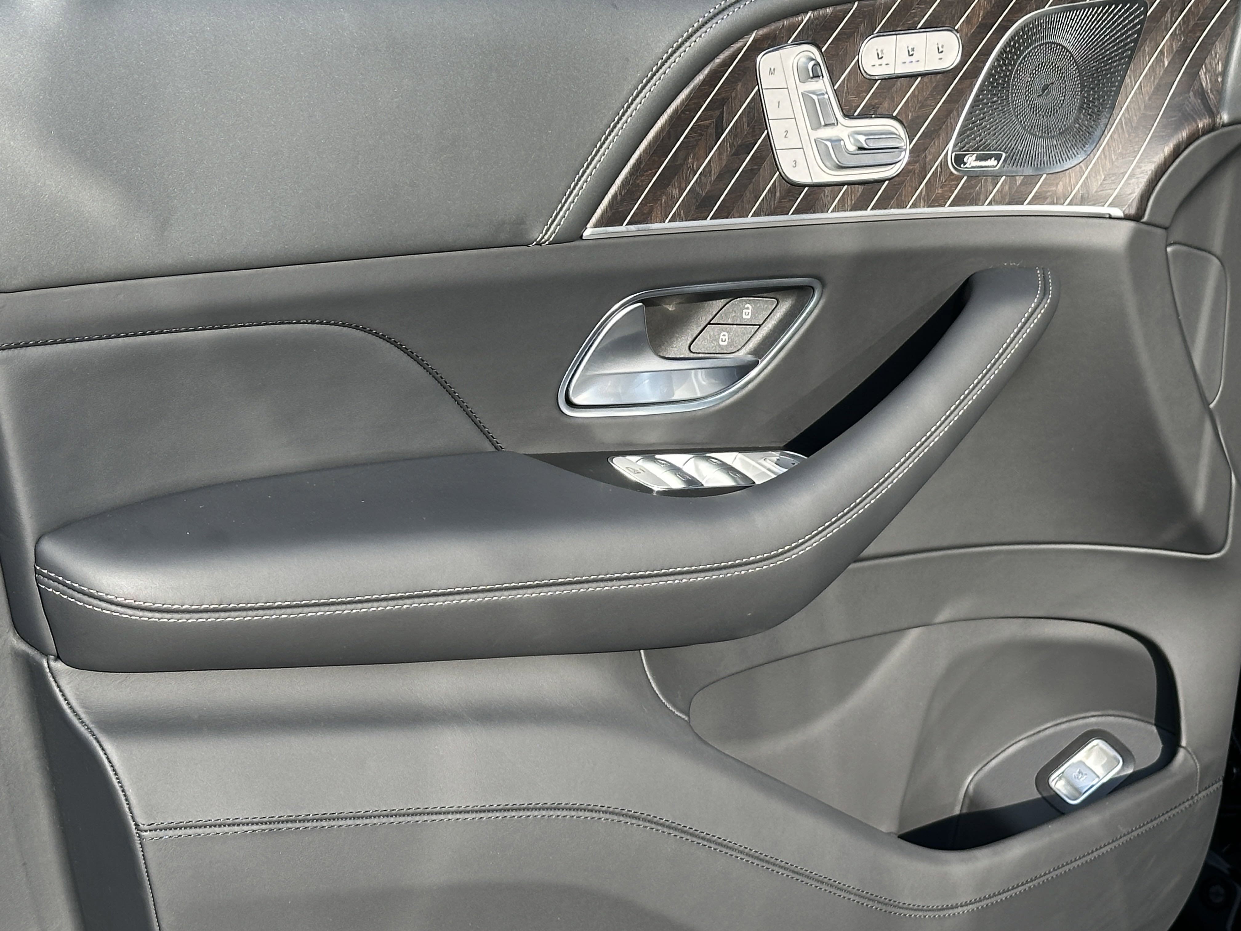 2024 Mercedes Benz GLS 4MATIC Maybach 600 photo 2