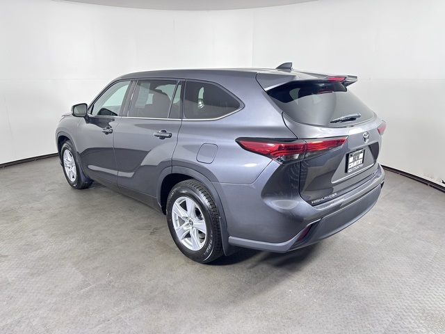 2022 Toyota Highlander LE photo 5