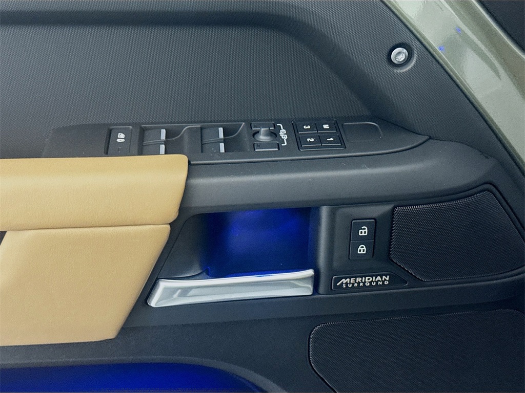 2025 Land Rover Defender 110 X-Dynamic SE photo 13