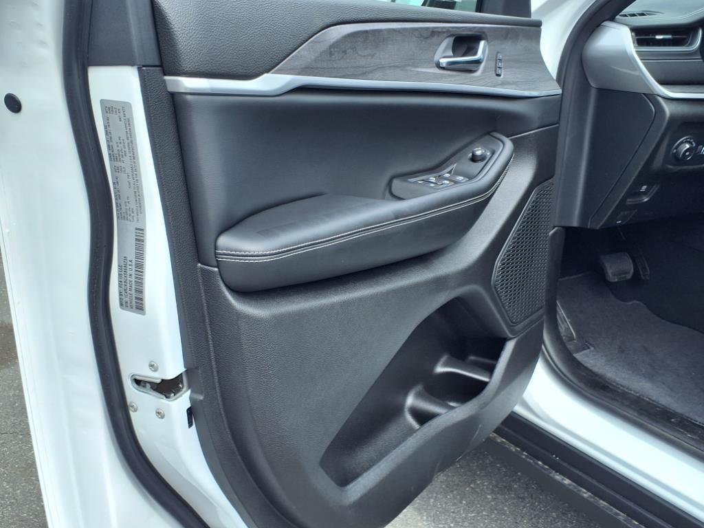 2025 Jeep Grand Cherokee Limited photo 2