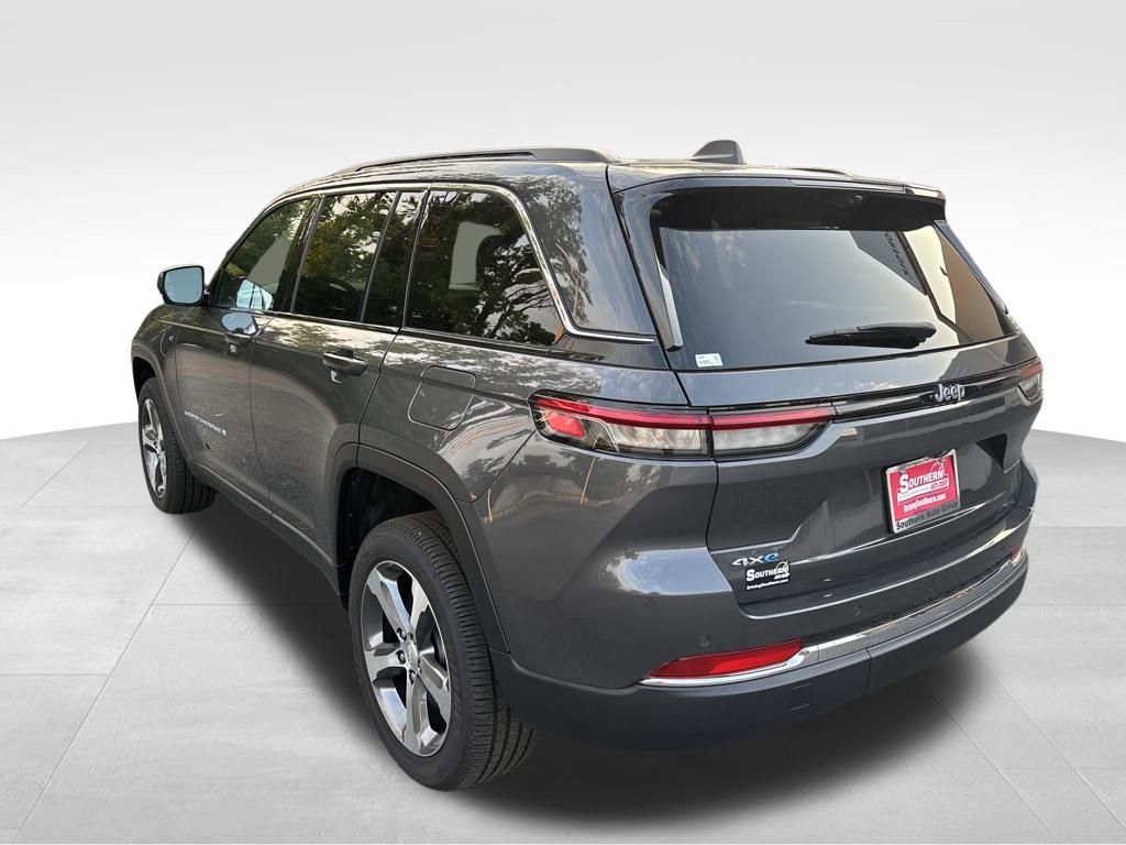2024 Jeep Cherokee Limited 4xe photo 3