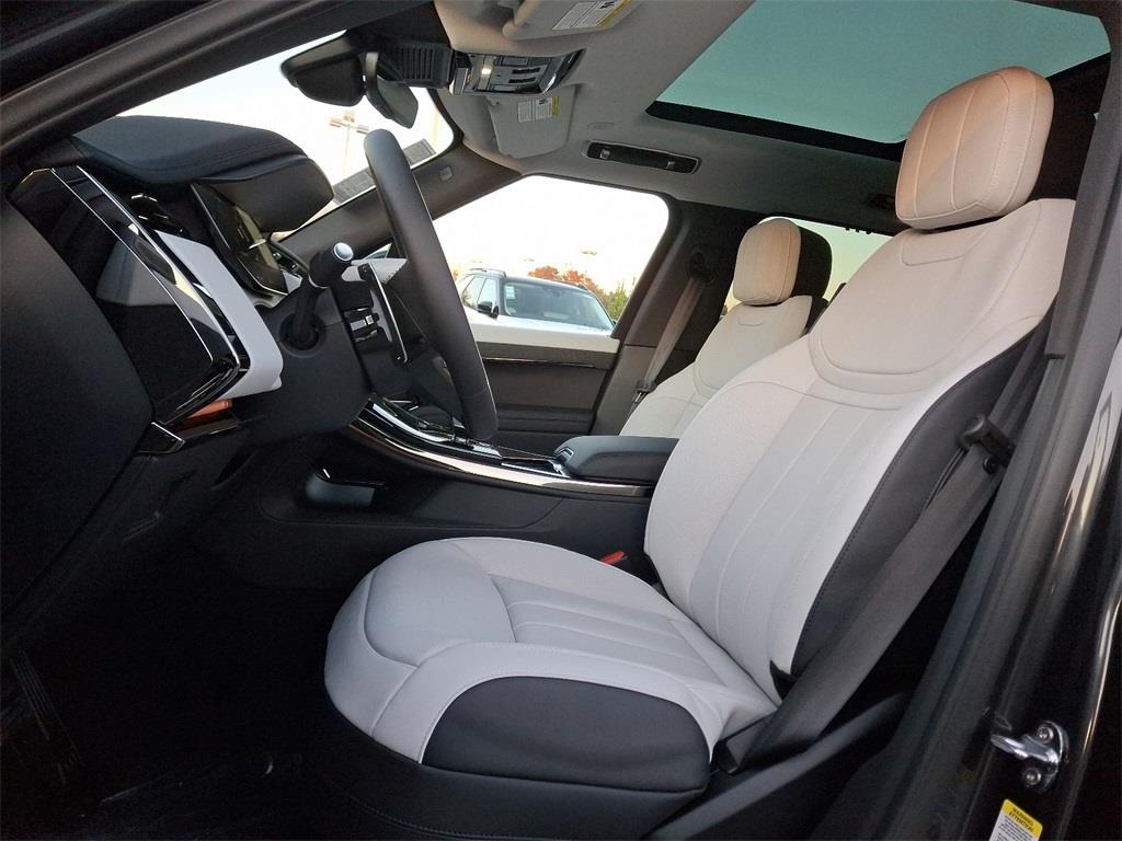 2025 Land Rover Range Rover Sport SE photo 3