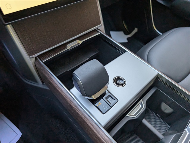 2025 Land Rover Range Rover SE photo 9
