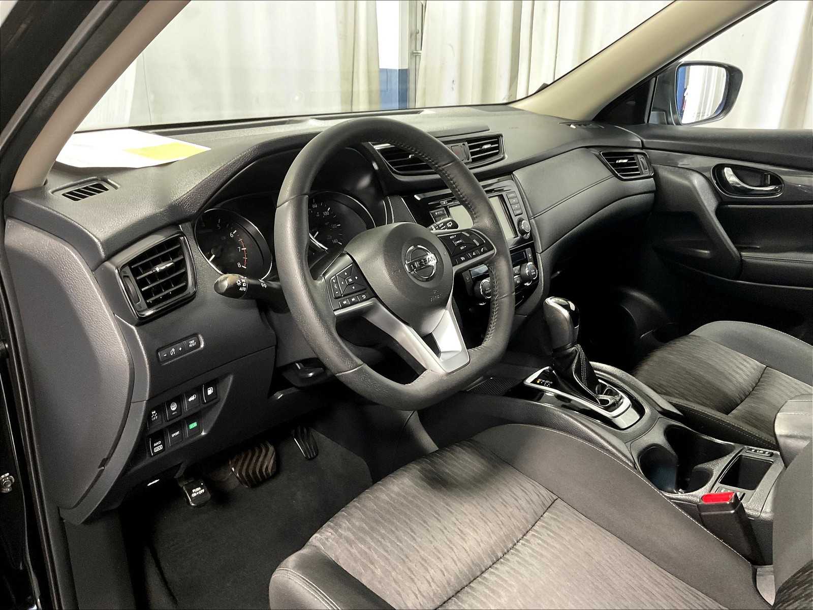 2019 Nissan Rogue SV photo 8