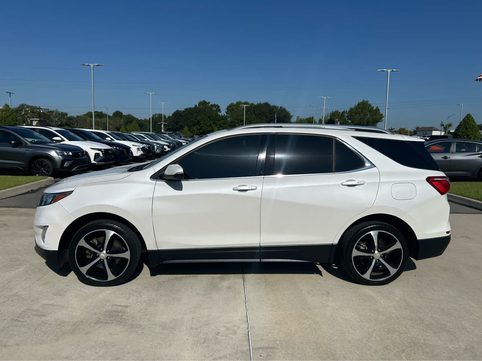 2018 Chevrolet Equinox LT photo 3