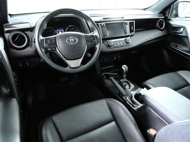 2016 Toyota RAV4 SE photo 4