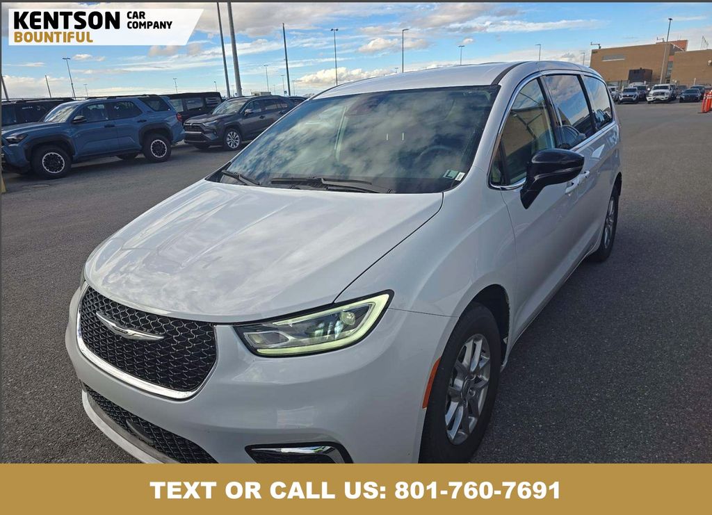 2024 Chrysler Pacifica Touring L's photo