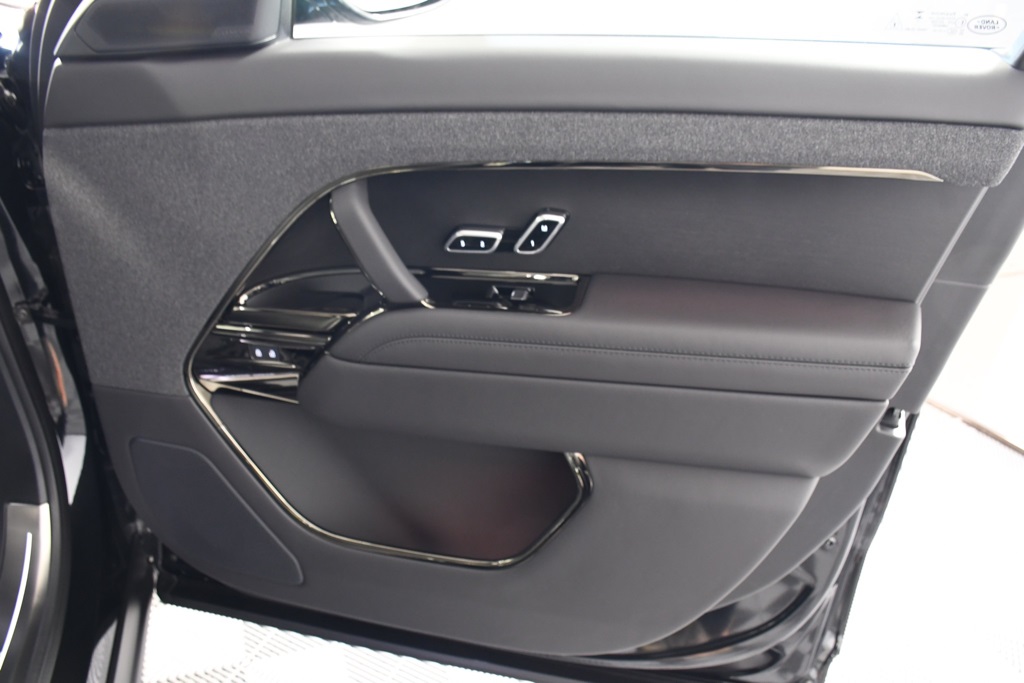 2025 Land Rover Range Rover Sport SE photo 17