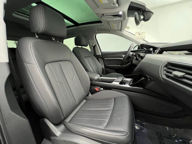 2022 Audi e-tron Premium photo 11