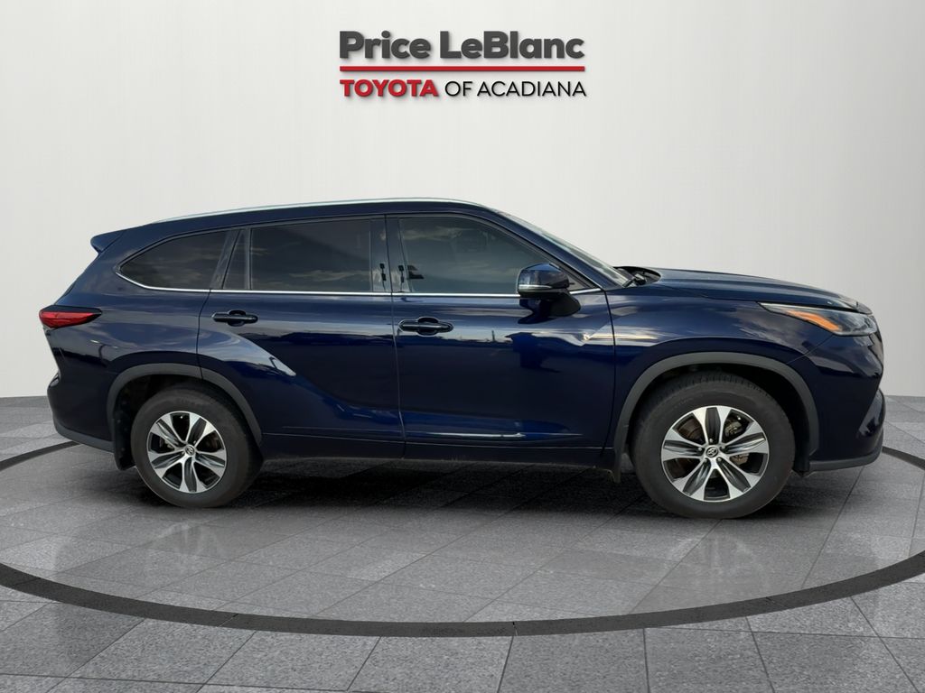 2021 Toyota Highlander XLE photo 8