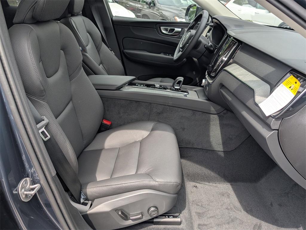 2025 Volvo XC60 B5 Plus photo 3