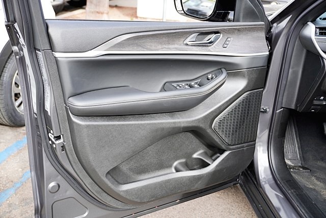 New 2025 Baltic Gray Metallic Clear-Coat Exterior Paint Jeep Limited image 27