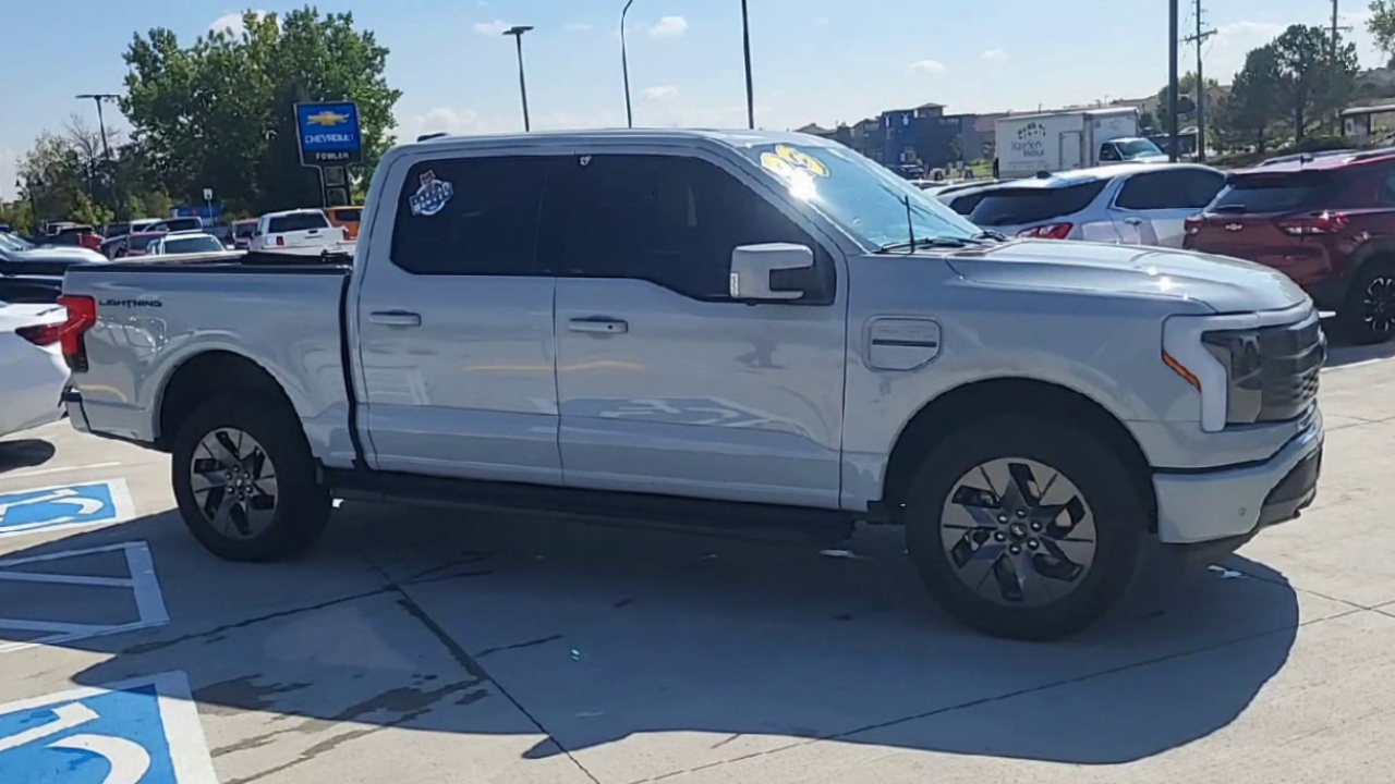 2023 Ford F-150 Lightning Lariat photo 2