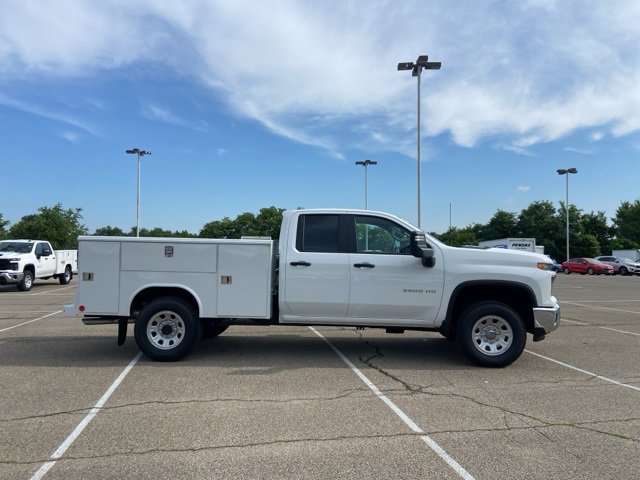 2025 Chevrolet Silverado 3500HD photo 2