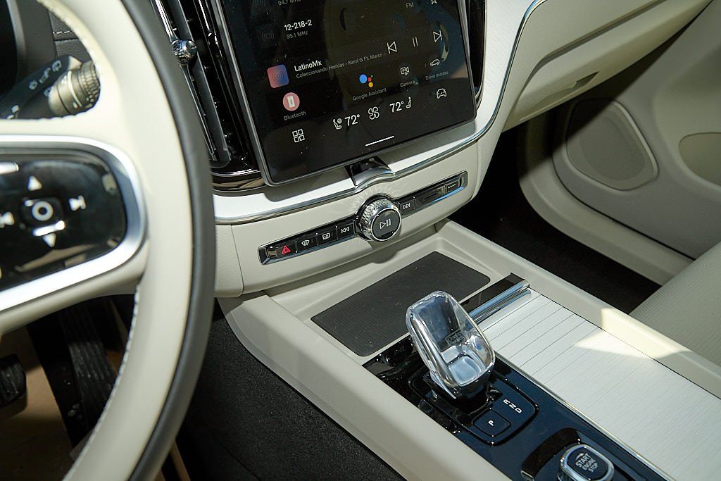 2026 VOLVO XC60 - Image 15