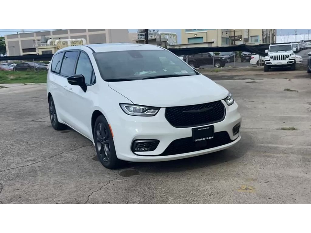 2026 Chrysler Pacifica Select's photo