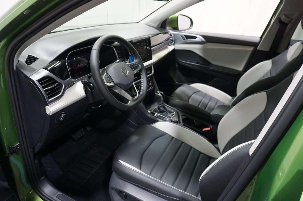 2025 Volkswagen Taos SEL photo 6