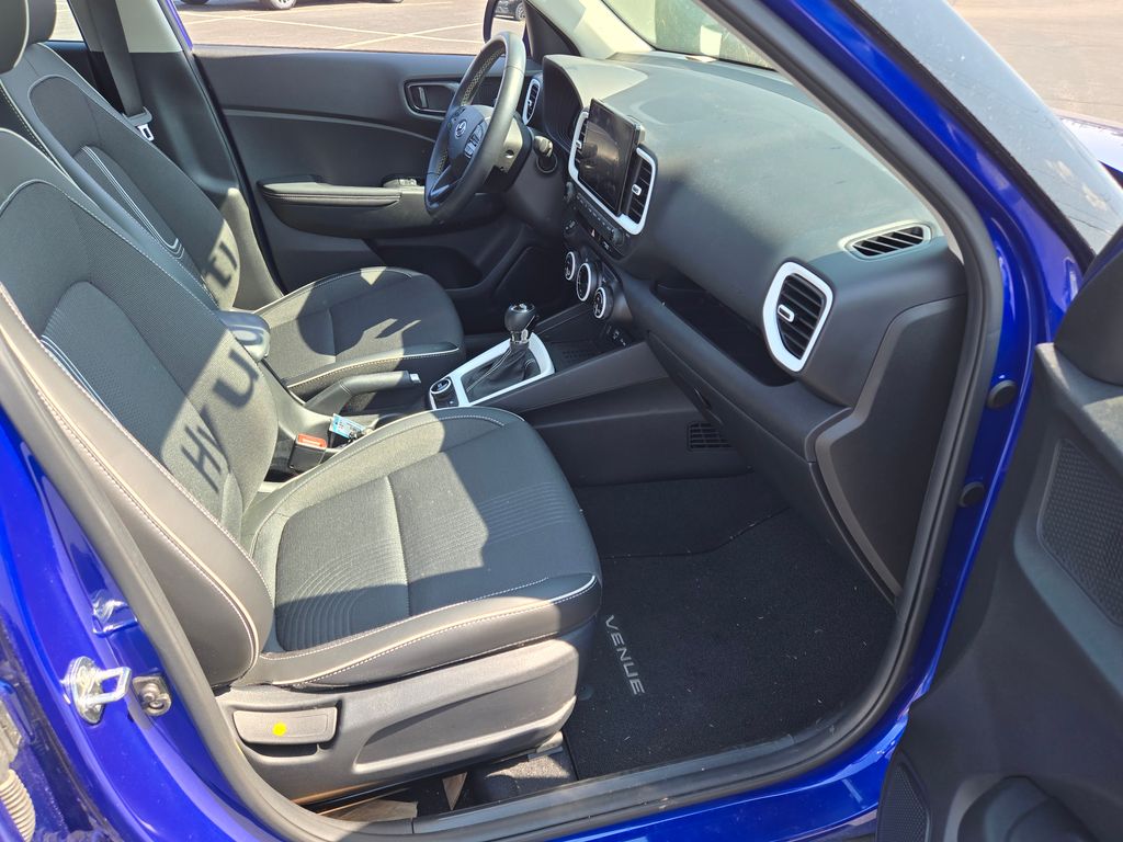 2024 Hyundai Venue Limited photo 4