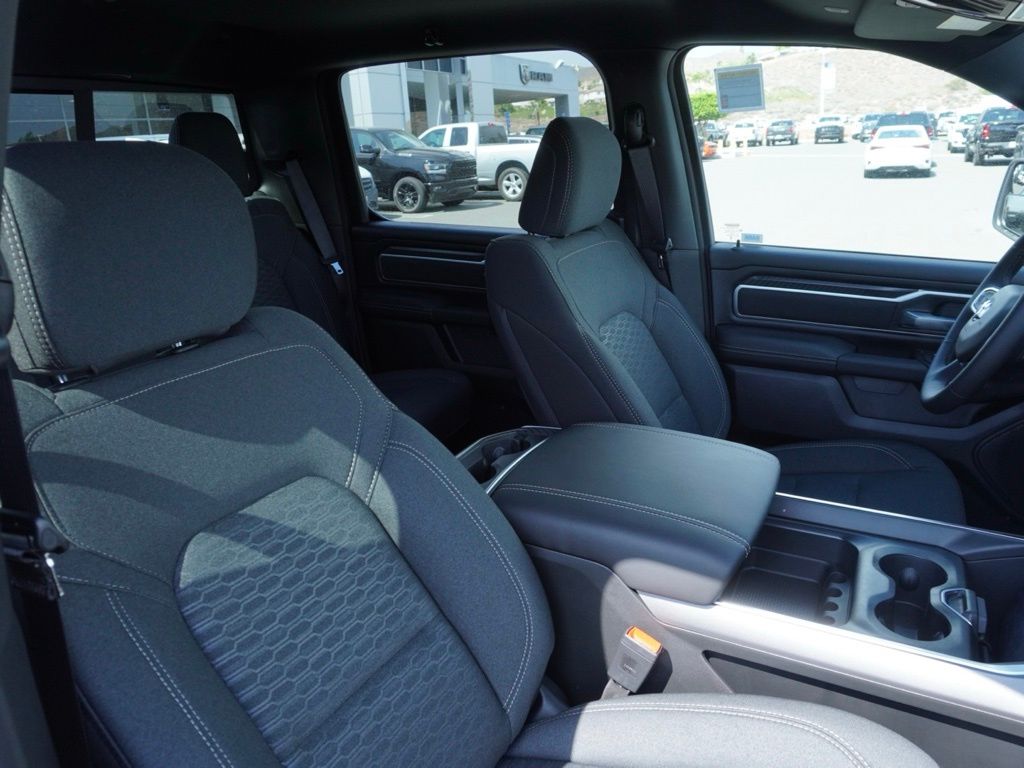 New 2026 Diamond Black Crystal Pearl-Coat Exterior Paint RAM Big Horn Sport Appearance Edition image 23