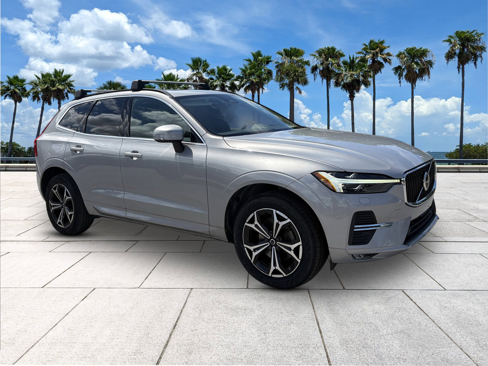 2022 Volvo XC60 Momentum photo 2