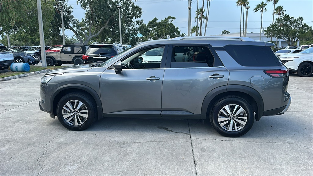 2022 Nissan Pathfinder SL photo 2