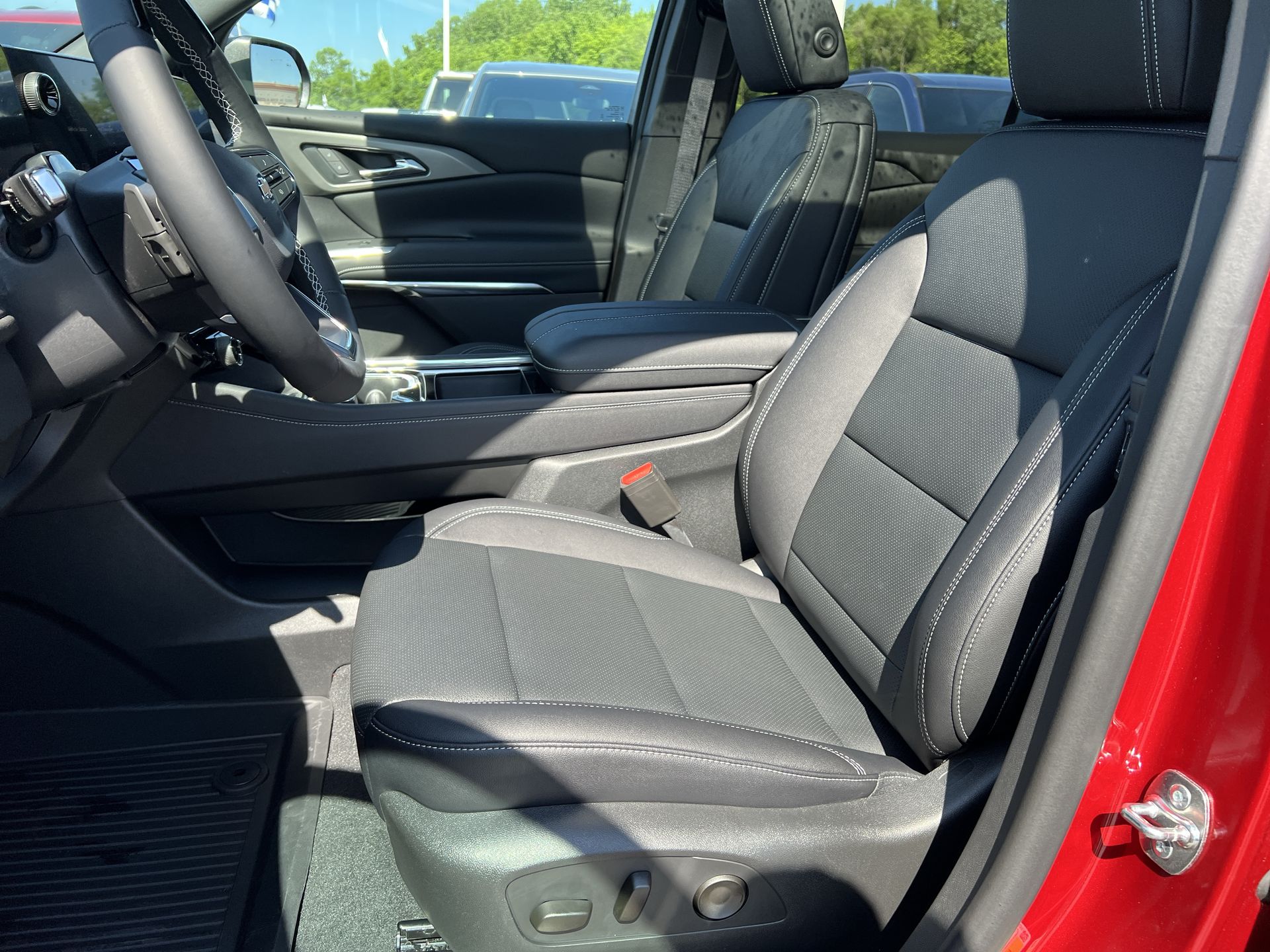 2025 Chevrolet Traverse photo 4