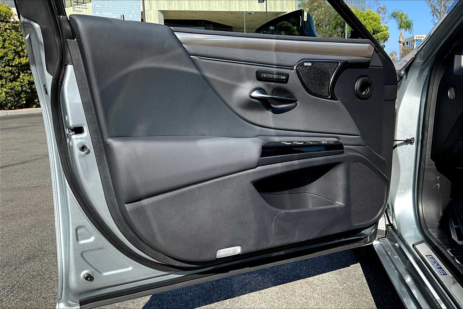 2025 Lexus ES 300h F SPORT Handling photo 15