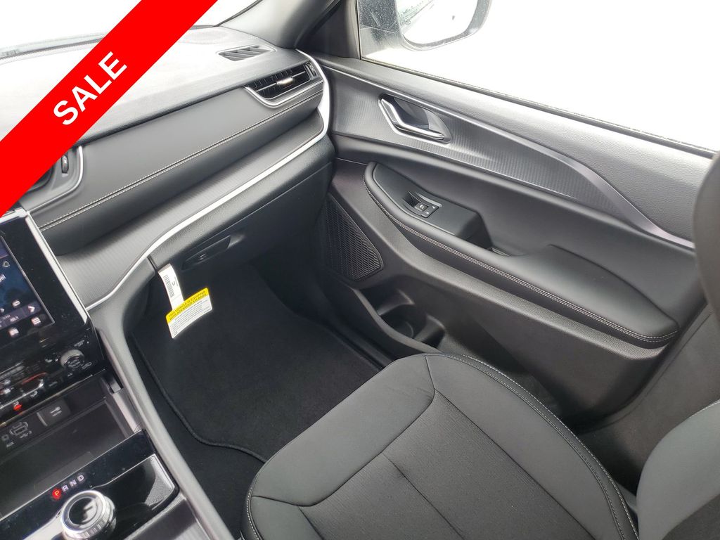 2025 Jeep Grand Cherokee Laredo Altitude photo 24