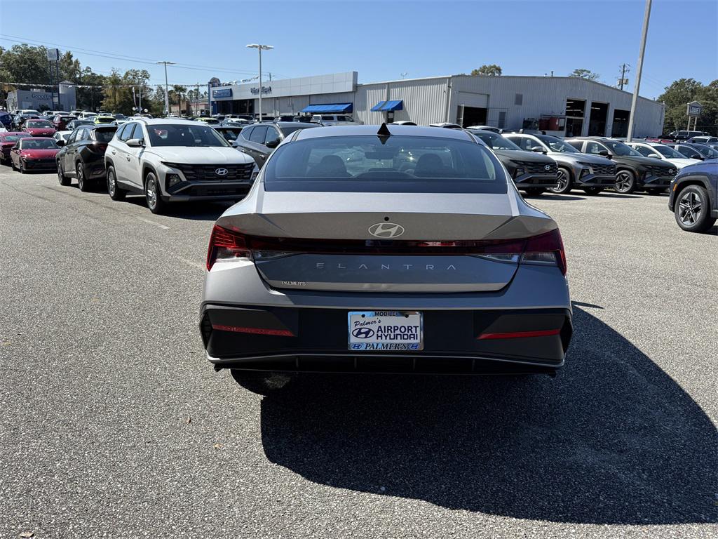 2026 Hyundai Elantra SE photo 3