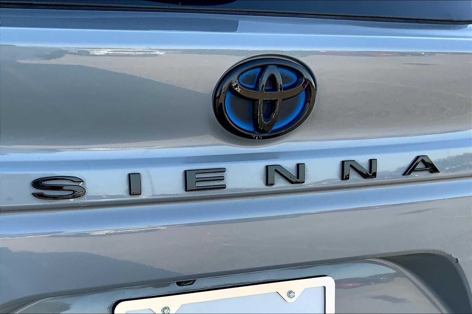 2023 Toyota Sienna Woodland Edition photo 9