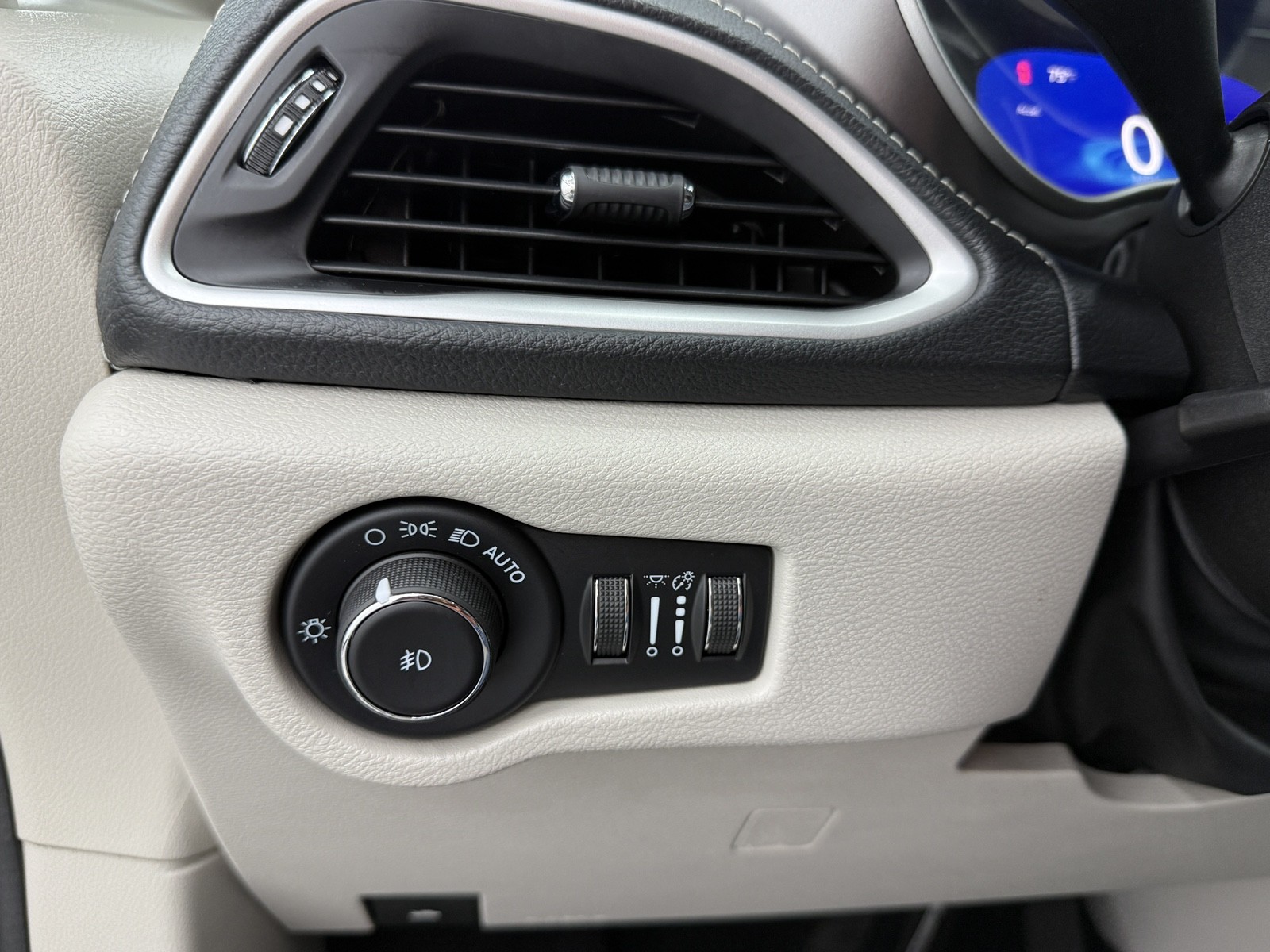 2021 Chrysler Pacifica Hybrid Touring L photo 41
