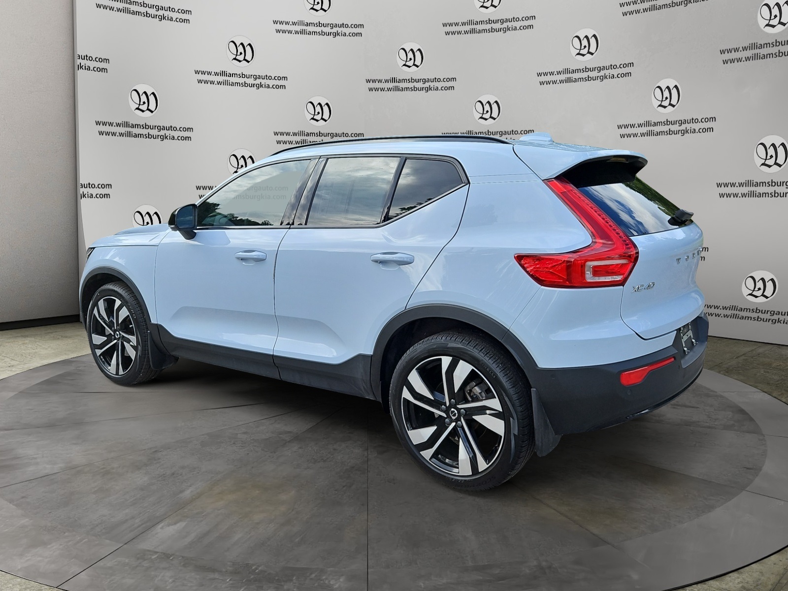 2024 Volvo XC40 Plus photo 2