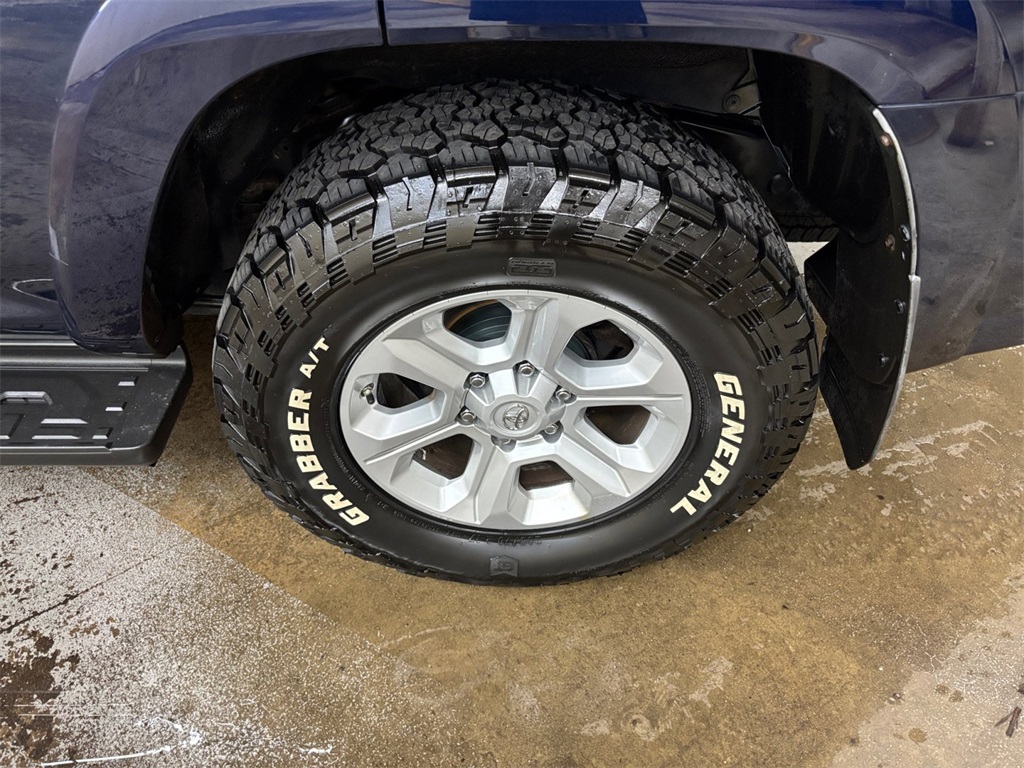 2017 Toyota 4Runner SR5 Premium photo 33