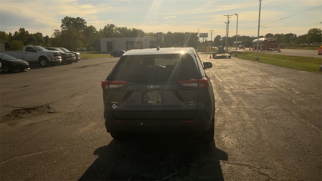 2022 Toyota RAV4 LE photo 7