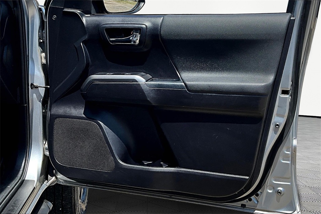 2020 Toyota Tacoma TRD Sport photo 25