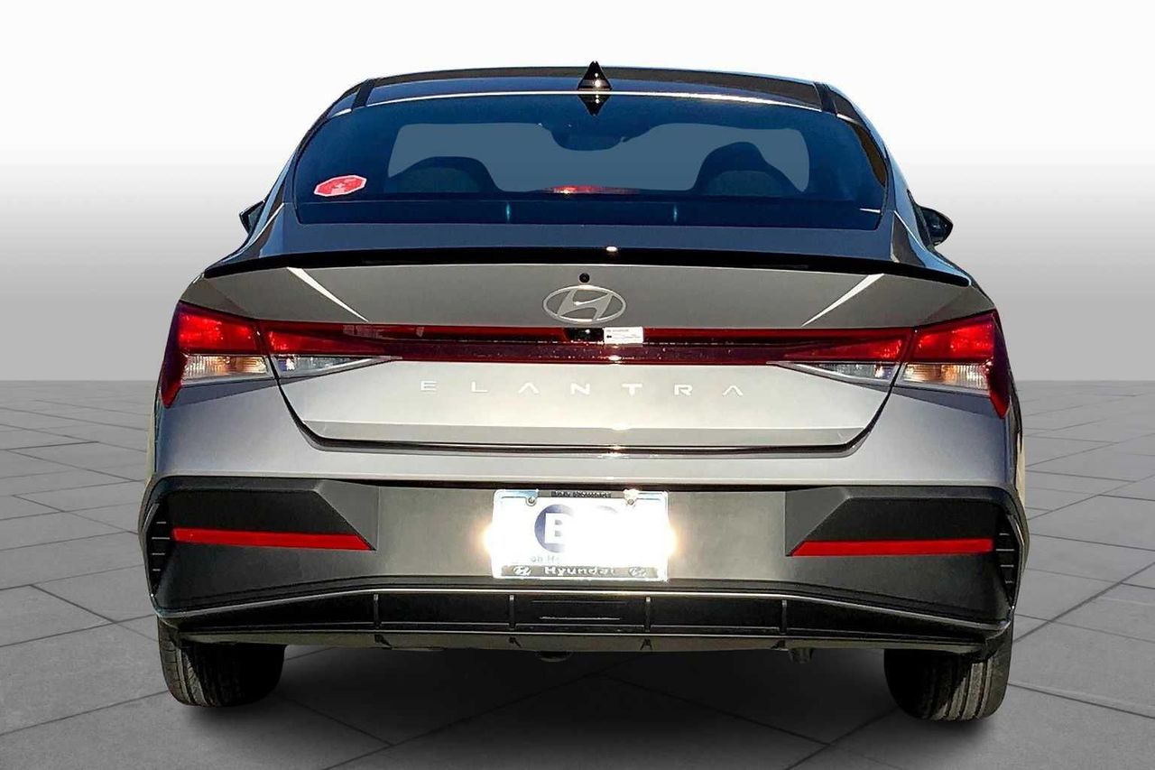 2025 Hyundai Elantra SEL Sport photo 4