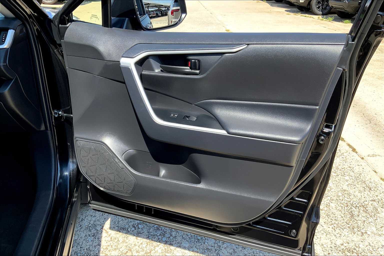 2025 Toyota RAV4 LE photo 19