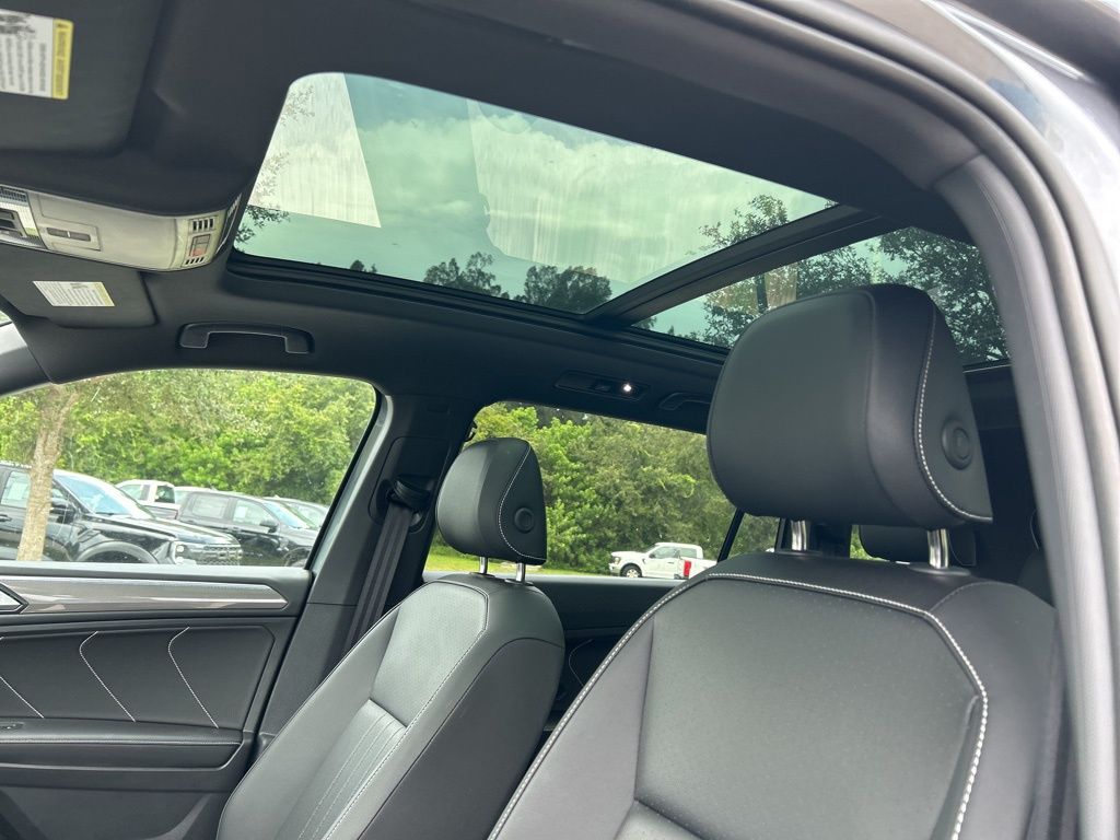 2024 Volkswagen Tiguan SE R-Line Black photo 17